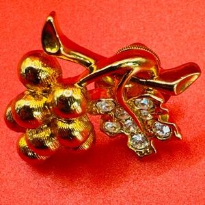 Avon Grape Vine And Leaf Pin